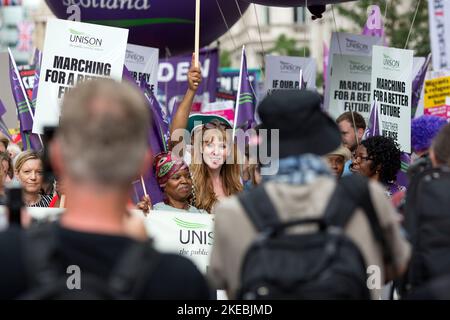 Angela Rayner, Abgeordnete der Labour Party, wird hinter einem Transparent gesehen, während die Teilnehmer während der vom TUC in London ausgerufenen Demonstration ‘Wir fordern besser“ marschieren. Stockfoto