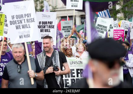 Angela Rayner, Abgeordnete der Labour Party, wird hinter einem Transparent gesehen, während die Teilnehmer während der vom TUC in London ausgerufenen Demonstration ‘Wir fordern besser“ marschieren. Stockfoto