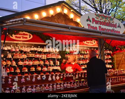 Manchester, Großbritannien. 11.. November 2022. Die Weihnachtsmärkte sind jetzt bis zum 22.. Dezember im Stadtzentrum von Manchester, England, Großbritannien, mit 220 Verkaufsständen an neun Standorten geöffnet. Die Organisatoren sagen: „24 Jahre nach dem ersten Weihnachtsmarkt in Manchester im Jahr 1998 ziehen die Märkte immer noch Mancunianer und Besucher gleichermaßen zu Tausenden in die Stadt, um die fantastischen festlichen Leckereien zu füllen.“ Quelle: Terry Waller/Alamy Live News Stockfoto