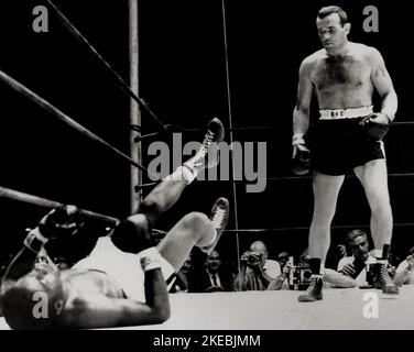 Ingemar Johansson, der 1959 Boxen konnte, schlägt Floyd Patterson in der dritten Runde im Yankee Stadium um den Titel des Schwergewichts der Welt zu gewinnen. Stockfoto