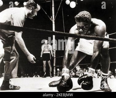 Ingemar Johansson schlägt Floyd Patterson in der dritten Runde im Yankee Stadium um den Titel des Boxweltschwergewichts 1959 zu gewinnen Stockfoto