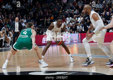 Jonah MATHEWS aus Lyon und Lukas LEKAVICIUS aus Zalgiris Kaunas und Alex TYUS aus Lyon während des Euroleague-Basketballspiels der Turkish Airlines zwischen LDLC ASVEL Villeurbanne und Zalgiris Kaunas am 10. November 2022 in Astroballe in Villeurbanne, Frankreich - Foto Romain Biard / Isports / DPPI Stockfoto