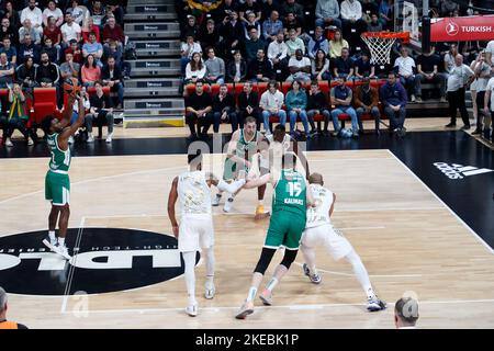 Keenan EVANS von Zalgiris Kaunas und der Tyler CAVANAUGH von Zalgiris Kaunas und Charles KAHUDI von Lyon während des Euroleague-Basketballspiels von Turkish Airlines zwischen LDLC ASVEL Villeurbanne und Zalgiris Kaunas am 10. November 2022 in Astroballe in Villeurbanne, Frankreich - Foto Romain Biard / Isports / DPPI Stockfoto