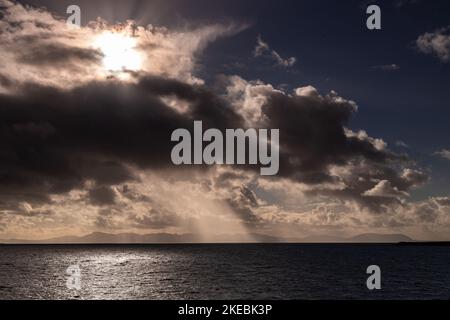 Sonnenstrahlen über dem Atlantik von der Nordwestküste Schottlands Stockfoto