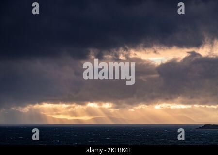Sonnenstrahlen über dem Atlantik von der Nordwestküste Schottlands Stockfoto