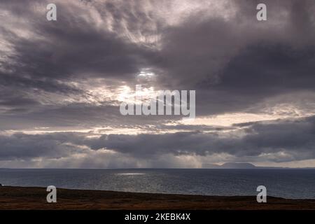 Sonnenstrahlen über dem Atlantik von der Nordwestküste Schottlands Stockfoto