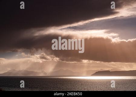 Sonnenstrahlen über dem Atlantik von der Nordwestküste Schottlands Stockfoto