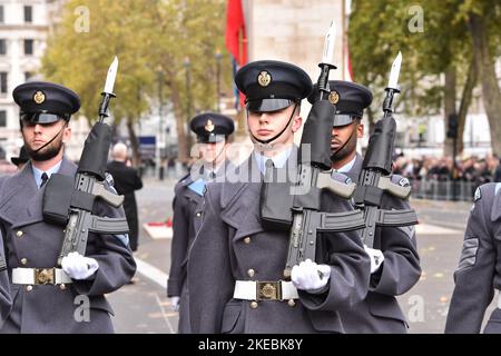 London, England, Großbritannien. 11.. November 2022. Der Vigil-Service, der von der Farbschürze des RAF-Regiments des Königs bereitgestellt wird. Jährlicher Gedenkgottesdienst im Cenotaph, organisiert von der Western Front Association, um an diejenigen zu erinnern, die während des Großen Krieges von 1914 bis 18 ihren Ländern dienten. (Bild: © Thomas Krych/ZUMA Press Wire) Stockfoto