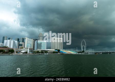Gewitterwolken über Marina Bay Stockfoto
