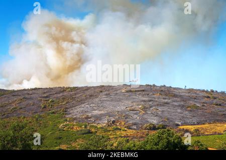 Intervention sur le lieu d'un incendie de forêt,Occitanien,Frankreich. Stockfoto