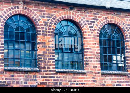 Fenster und Mauerwerk im Jewelry Quarter, Birmingham, Großbritannien Stockfoto