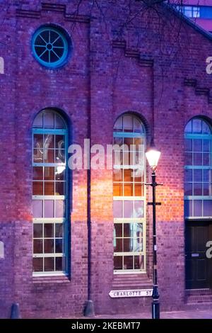 Fenster und Mauerwerk im Jewelry Quarter, Birmingham, Großbritannien Stockfoto