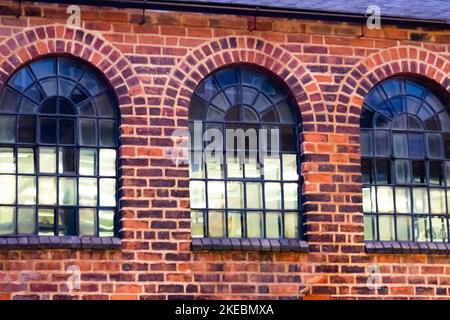 Fenster und Mauerwerk im Jewelry Quarter, Birmingham, Großbritannien Stockfoto