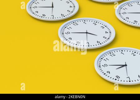 Reihen von runden minimalistischen Wanduhren auf gelbem Hintergrund. Zeitmanagement. Kaffeepause. Wohnaccessoires. Speicherplatz kopieren. 3D Rendern Stockfoto