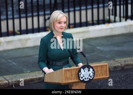 Die Premierministerin Liz Truss verlässt No10 zum letzten Mal, bevor Rishi Sunak die neue Premierministerin übernimmt. Stockfoto