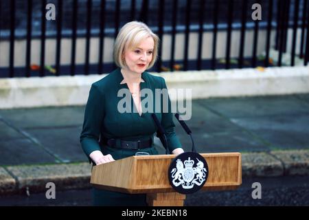 Die Premierministerin Liz Truss verlässt No10 zum letzten Mal, bevor Rishi Sunak die neue Premierministerin übernimmt. Stockfoto