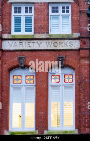 Fenster und Mauerwerk im Jewelry Quarter, Birmingham, Großbritannien Stockfoto