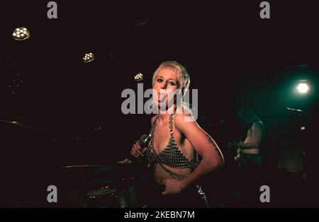 Kopenhagen, Dänemark. 10.. November 2022. Die australische Punk-Band Amyl und die Sniffers spielen ein Live-Konzert in Loppen in Kopenhagen. Hier ist Sängerin Amy Taylor live auf der Bühne zu sehen. (Foto: Gonzales Photo/Alamy Live News Stockfoto