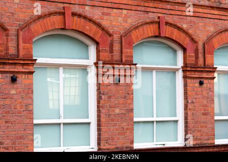 Fenster und Mauerwerk im Jewelry Quarter, Birmingham, Großbritannien Stockfoto