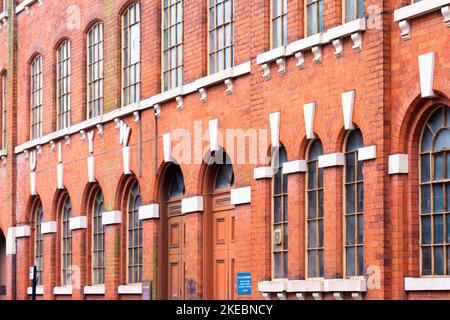 Fenster und Mauerwerk im Jewelry Quarter, Birmingham, Großbritannien Stockfoto