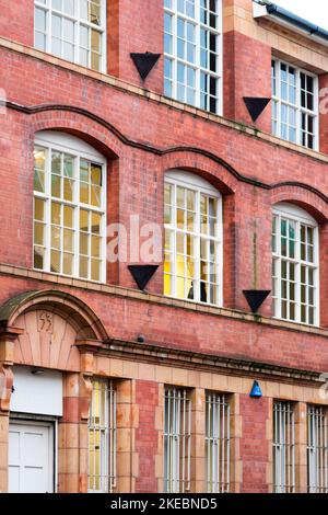 Fenster und Mauerwerk im Jewelry Quarter, Birmingham, Großbritannien Stockfoto