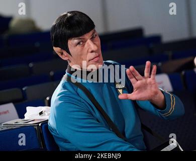 Berlin, Deutschland. 11.. November 2022. Interessierte Teilnehmer kommen für den Star Trek Vortrag des Systemhistorikers Zitt von der Fachhochschule Kaiserslautern. Nach Absagen aufgrund von Pandemien in den vergangenen zwei Jahren können sich Science-Fiction-Fans in Berlin nun im Hörsaal erneut über Technologievisionen aus „Star Trek“ informieren. Quelle: Annette Riedl/dpa/Alamy Live News Stockfoto