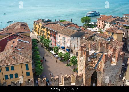 Sirmione Gardasee, Blick im Sommer von der Burg Scaligero auf die Piazza Castello am Seeufer in der malerischen Stadt Sirmione am Gardasee, Lombardei, Italien Stockfoto