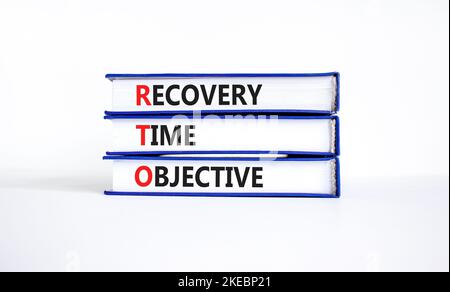 Symbol für RTO-Wiederherstellungszeit. Konzeptwörter RTO-Wiederherstellungszeit-Ziel auf Büchern auf einem schönen weißen Hintergrund. Business- und RTO-Recovery-Zeit Stockfoto