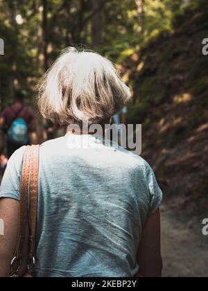 Ältere Frau mit weißen Haaren, Blick von hinten, Stockfoto