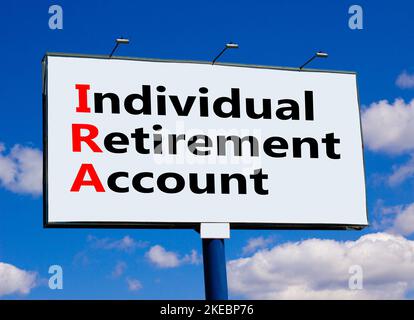 IRA-Symbol für individuelles Rentenkonto. Konzept Wörter IRA individuellen Ruhestand Konto auf der Plakatwand auf einem schönen blu Himmel Hintergrund. IRA für Unternehmen Stockfoto