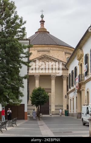 Córdoba Spanien - 09 13 2021: Außenfassade Blick auf die Kirche Santa Victoria von Córdoba, oder Iglesia del Colegio de Santa Victoria, eine ikonische Stockfoto