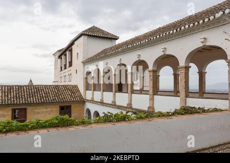 Alhambra Granada Spanien - 09 14 2021: Blick auf das Hauptgebäude des Garden Water Channel, auf die Gärten des Generalife, ein klassisches Gebäude in der Alhambra Stockfoto