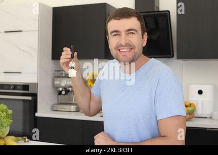 Aufgeregt Mann hält seine neuen Home-Schlüssel Stockfoto