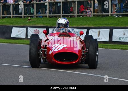 Richard Wilson, Ferrari 246 Dino, Ferrari 75. Jubiläumsfeier, Rennwagen vor 1966, Formel 1, F1, GT-Fahrzeuge, Sportprototypen, Goodwood Stockfoto