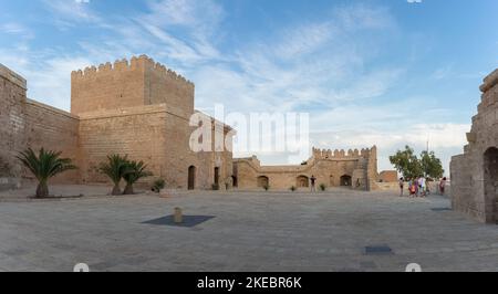 Almeria Spanien - 09 14 2021: Panoramablick auf die Innenparade, Patio de Armas, in der Alcazaba von Almería, Alcazaba y Murallas del Cerro de San Cr Stockfoto