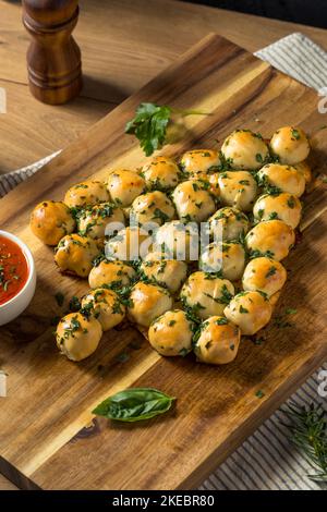 Hausgemachtes Pull Apart Christmas Tree Pizzabrot mit Marinara Sauce Stockfoto