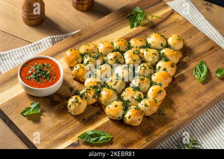 Hausgemachtes Pull Apart Christmas Tree Pizzabrot mit Marinara Sauce Stockfoto