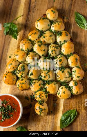 Hausgemachtes Pull Apart Christmas Tree Pizzabrot mit Marinara Sauce Stockfoto