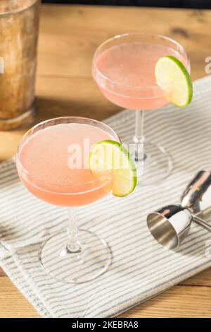 Erfrischender Pink Cosmopolitan Cocktail mit Vodka und Limette Stockfoto