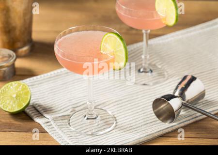 Erfrischender Pink Cosmopolitan Cocktail mit Vodka und Limette Stockfoto