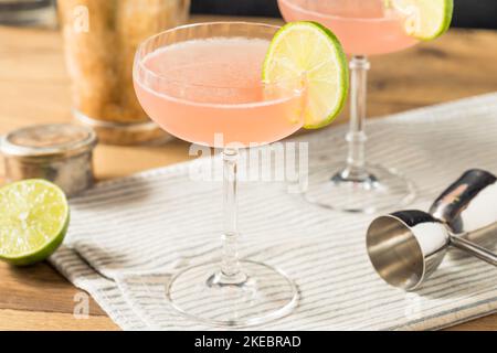 Erfrischender Pink Cosmopolitan Cocktail mit Vodka und Limette Stockfoto