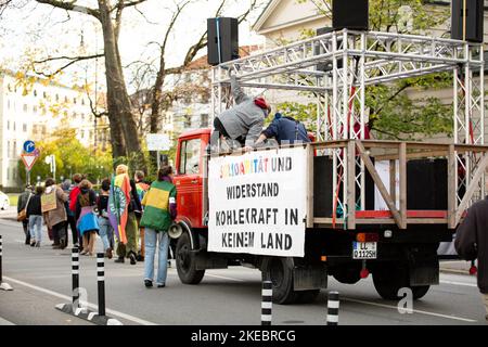 Am 11. November 2022 versammelten sich rund 292 Menschen unter dem Motto Soeders Klimamärchen, um gegen die Änderung des bayerischen Klimaschutzgesetzes zu demonstrieren. Die Aktivisten von Fridays for Future und Bund-Jugend beklagten sich, dass es reine Erscheinungsform-Politik sei. (Foto von Alexander Pohl/Sipa USA) Stockfoto