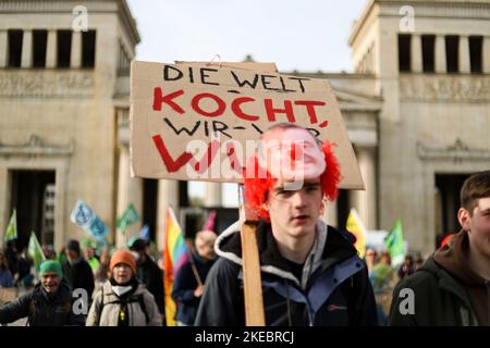 Am 11. November 2022 versammelten sich rund 292 Menschen unter dem Motto Soeders Klimamärchen, um gegen die Änderung des bayerischen Klimaschutzgesetzes zu demonstrieren. Die Aktivisten von Fridays for Future und Bund-Jugend beklagten sich, dass es reine Erscheinungsform-Politik sei. (Foto von Alexander Pohl/Sipa USA) Stockfoto