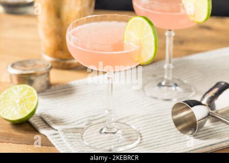 Erfrischender Pink Cosmopolitan Cocktail mit Vodka und Limette Stockfoto