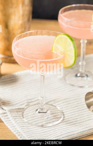 Erfrischender Pink Cosmopolitan Cocktail mit Vodka und Limette Stockfoto