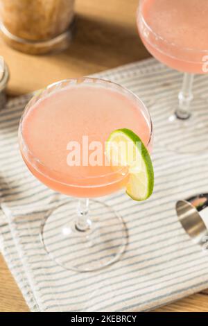 Erfrischender Pink Cosmopolitan Cocktail mit Vodka und Limette Stockfoto