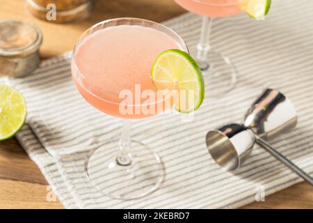 Erfrischender Pink Cosmopolitan Cocktail mit Vodka und Limette Stockfoto