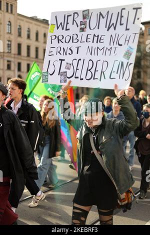 Am 11. November 2022 versammelten sich rund 292 Menschen unter dem Motto Soeders Klimamärchen, um gegen die Änderung des bayerischen Klimaschutzgesetzes zu demonstrieren. Die Aktivisten von Fridays for Future und Bund-Jugend beklagten sich, dass es reine Erscheinungsform-Politik sei. (Foto von Alexander Pohl/Sipa USA) Stockfoto