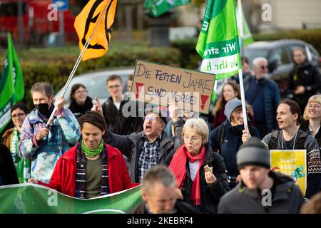 Am 11. November 2022 versammelten sich rund 292 Menschen unter dem Motto Soeders Klimamärchen, um gegen die Änderung des bayerischen Klimaschutzgesetzes zu demonstrieren. Die Aktivisten von Fridays for Future und Bund-Jugend beklagten sich, dass es reine Erscheinungsform-Politik sei. (Foto von Alexander Pohl/Sipa USA) Stockfoto