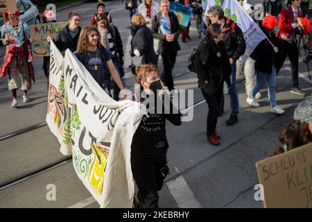 Am 11. November 2022 versammelten sich rund 292 Menschen unter dem Motto Soeders Klimamärchen, um gegen die Änderung des bayerischen Klimaschutzgesetzes zu demonstrieren. Die Aktivisten von Fridays for Future und Bund-Jugend beklagten sich, dass es reine Erscheinungsform-Politik sei. (Foto von Alexander Pohl/Sipa USA) Stockfoto